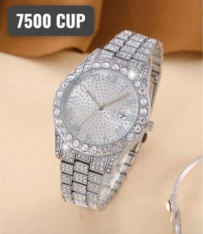 Relojes y cadenas. Piezas exclusivas imitación de diamante que combinan el estilo cubano con la elegancia.📿